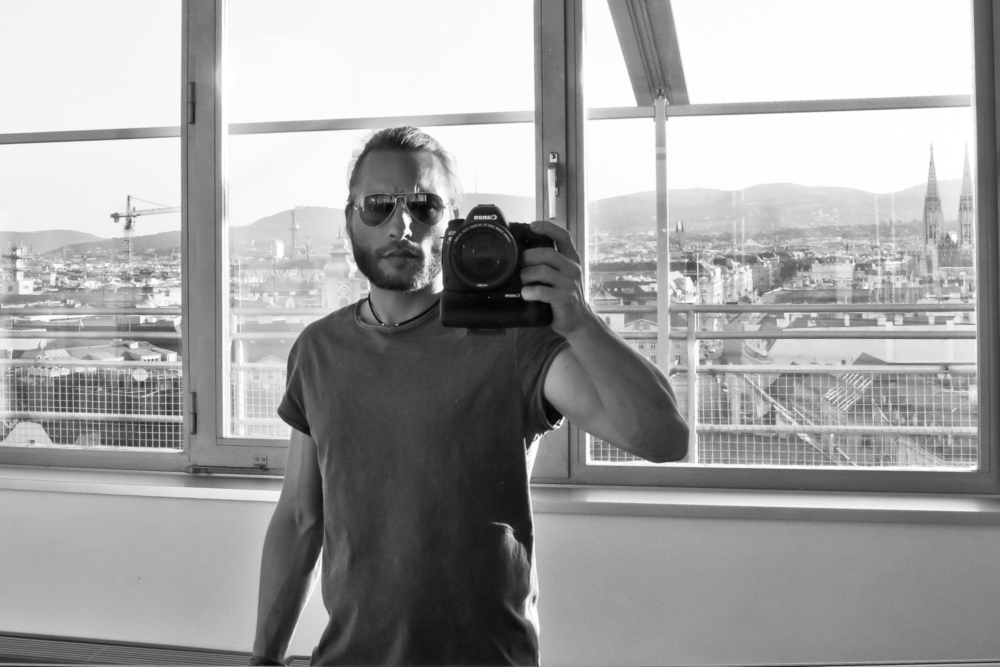 Fotograf mit Sonnenbrille Schwarzweiß